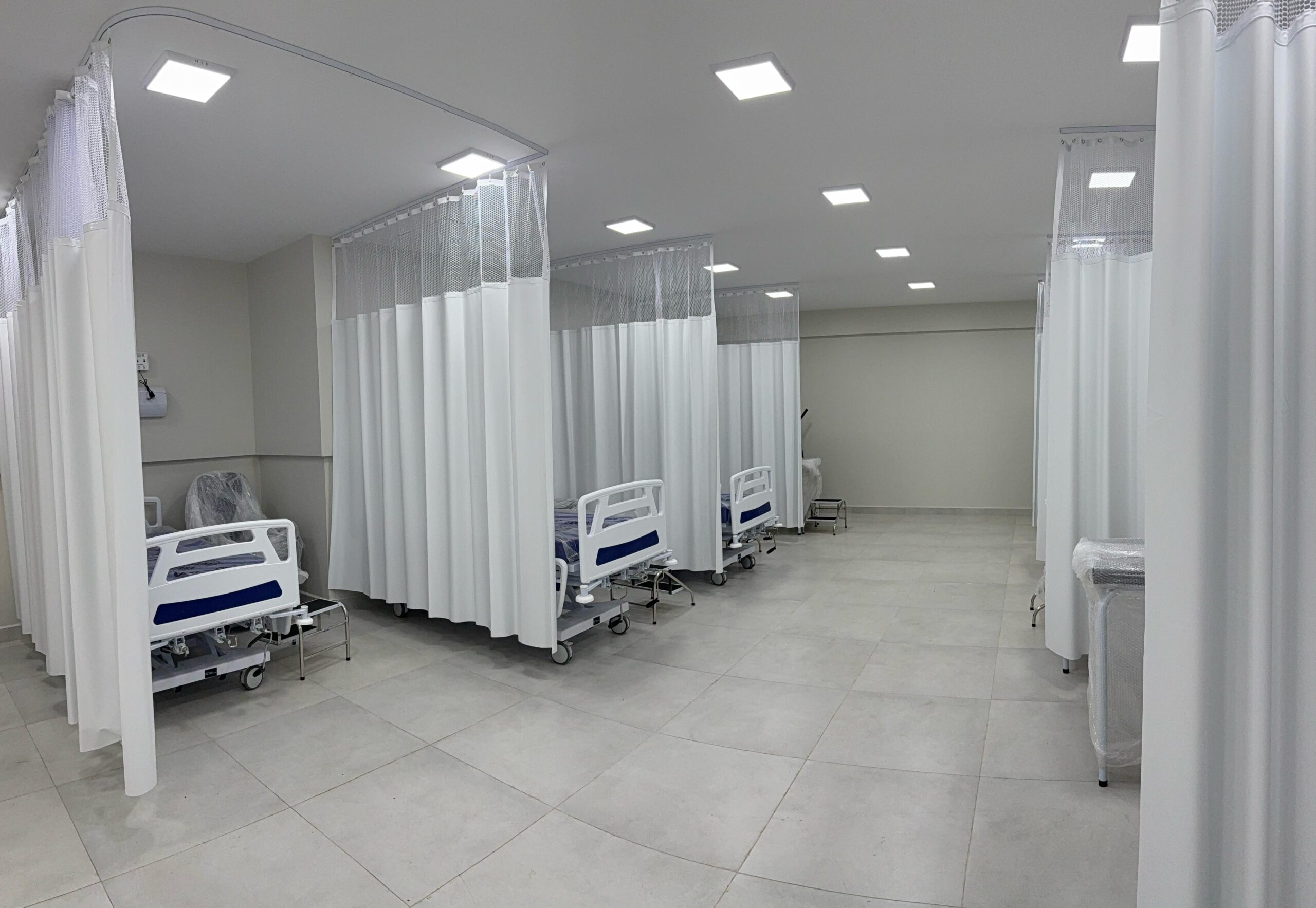 8e767e3a-5e7c-4bee-a39e-bd3c63379ac3 Cortinas Divisórias para Leito Hospitalar e Box de Banheiro