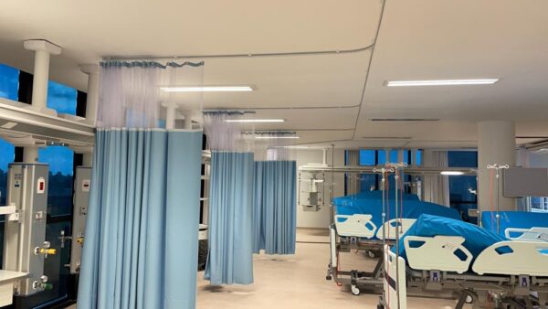 WhatsApp Image 2023-06-28 at 10.50.08 (1) (1) Cortinas Divisórias para Leito Hospitalar e Box de Banheiro